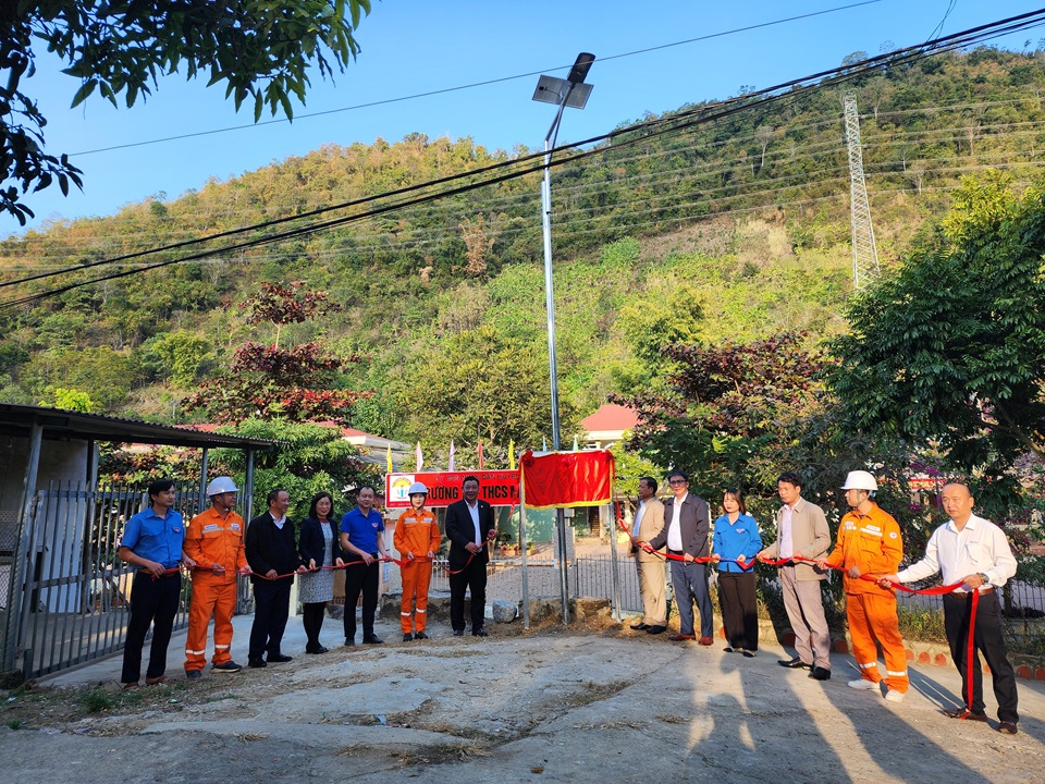 Tri ân khách hàng với thông điệp “Đồng hành cùng khách hàng sử dụng điện an toàn, tiết kiệm và hiệu quả”